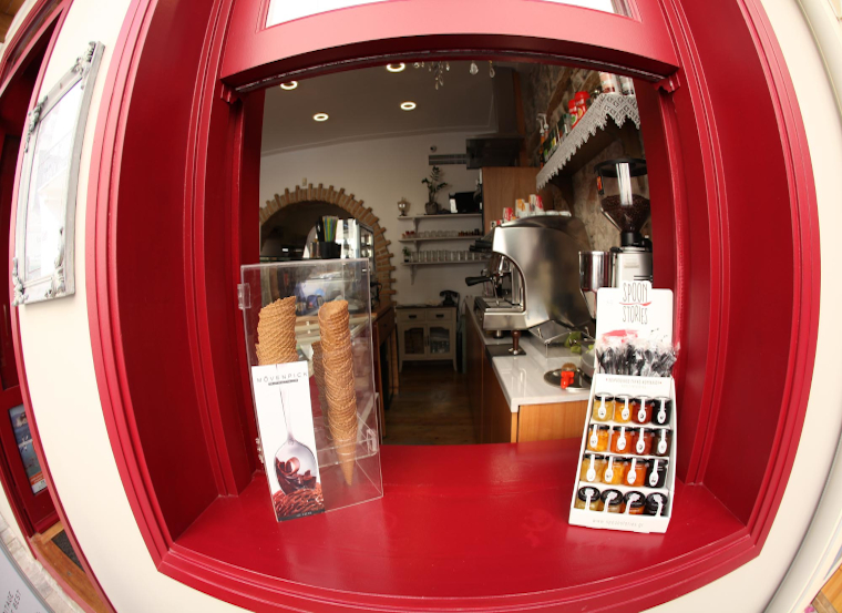 Γιαλός καφές και παγωτό